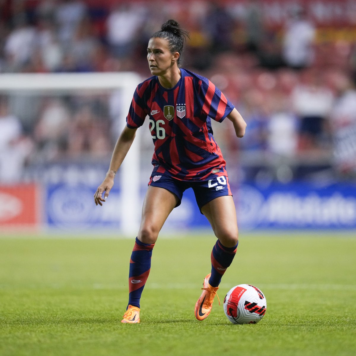 USWNT's tweet image. 𝗥𝗢𝗦𝗧𝗘𝗥 𝗡𝗘𝗪𝗦: Defender @Cars_Pickett16 will join the #USWNT in Spain as a replacement for defender Emily Fox, who is in concussion protocols. 

Feel better soon, @___emilyfox!