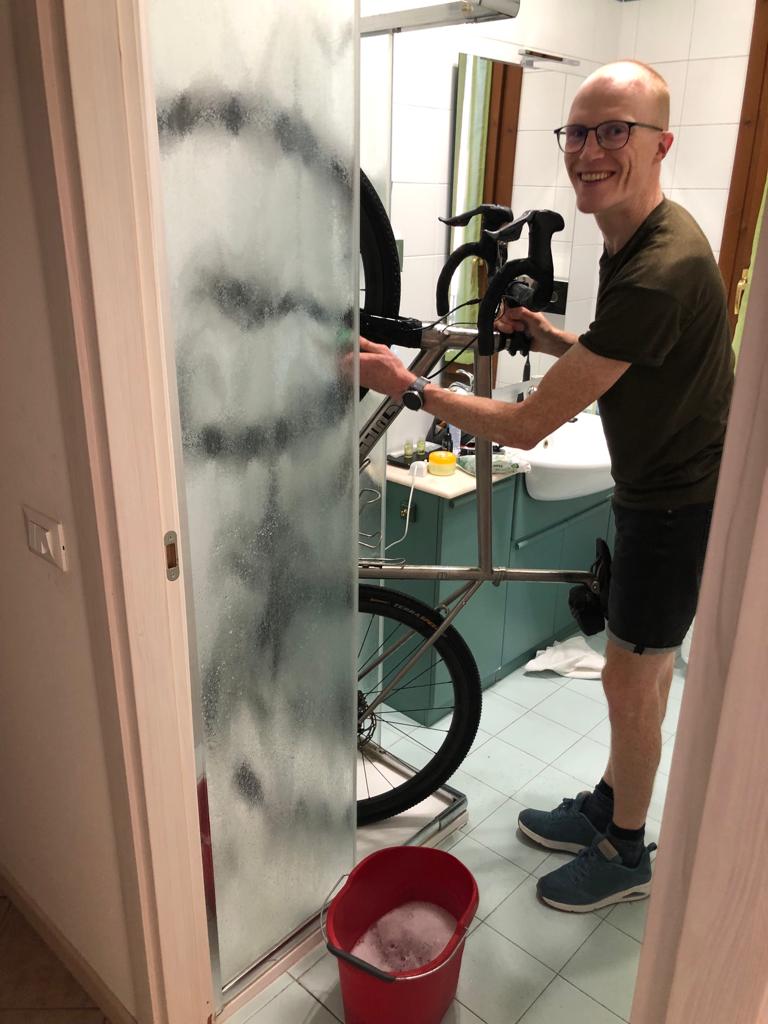 Morgen gaat het dan gebeuren, het UCI WK Gravel! Ik ben er klaar voor, mijn fiets is er na deze douchebeurt ook helemaal klaar voor! En last but not least, Roos is er ook klaar voor om bidonnen aan te geven.
#Koerspret #AGU #MeasureWorks #BlueOn