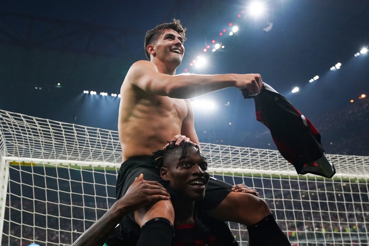ActuFoot_'s tweet photo. MILAN  2-0  JUVENTUS

⚽️ Tomori
⚽️ Brahim Diaz

L'AC Milan terrasse la Juve et se hisse sur le podium ! 🔥 https://t.co/aOkjbOQTte