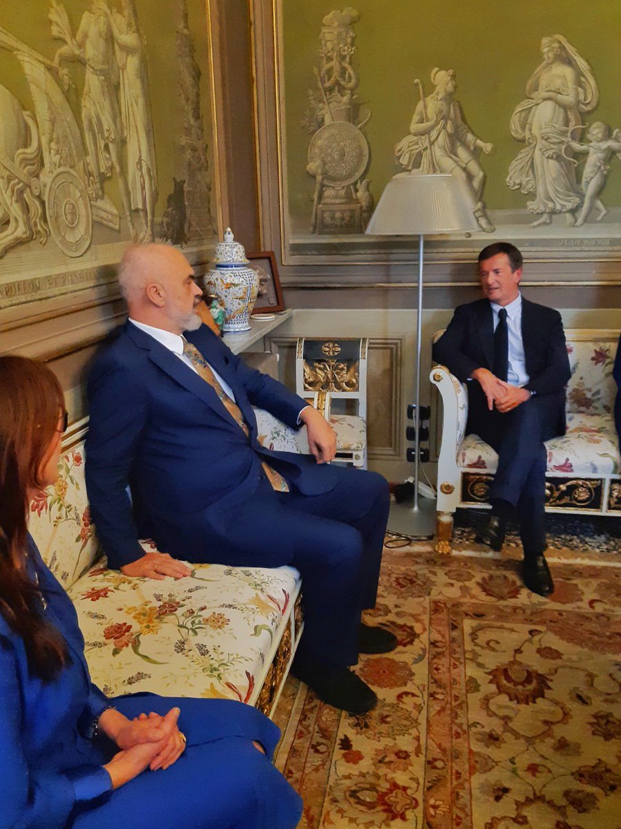 giorgio_gori's tweet photo. Lunga, piacevole, interessantissima conversazione a Palazzo Frizzoni con il Primo Ministro albanese Edi Rama, ospite a #Bergamo di @cultura_italiae: un grande leader, una guida sicura per il suo popolo, un convinto sostenitore dell’importanza di portare l’#Albania nell’#UE. https://t.co/aNlpgMPHkW