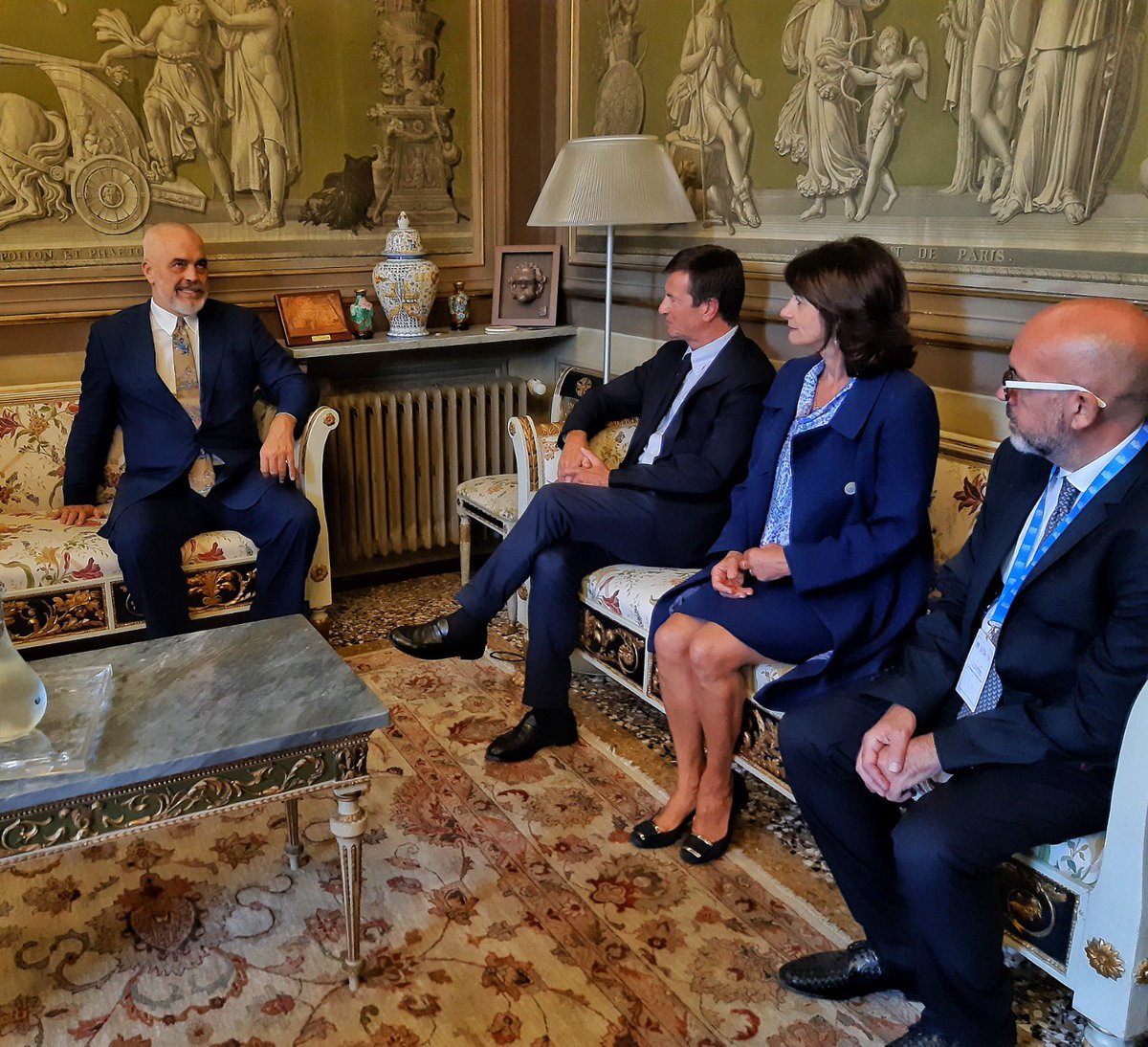 Lunga, piacevole, interessantissima conversazione a Palazzo Frizzoni con il Primo Ministro albanese Edi Rama, ospite a #Bergamo di <a href="/cultura_italiae/">Cultura Italiae</a>: un grande leader, una guida sicura per il suo popolo, un convinto sostenitore dell’importanza di portare l’#Albania nell’#UE.