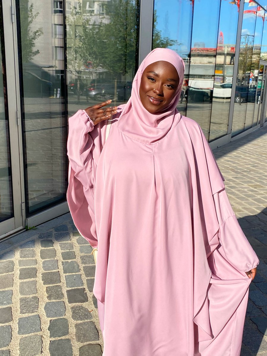 Allahuma barek ! 🤲🏼
Superbe shooting de notre sœur @ta_foushh qui arbore avec style et élégance la Abaya khaleej avec long khimar dispo avec notre nouvelle collection sur notre site: almoultazimoun.com

#modestfashion #abayas #hijabstyle #frenchjilbab #jilbeb #moultazimoun