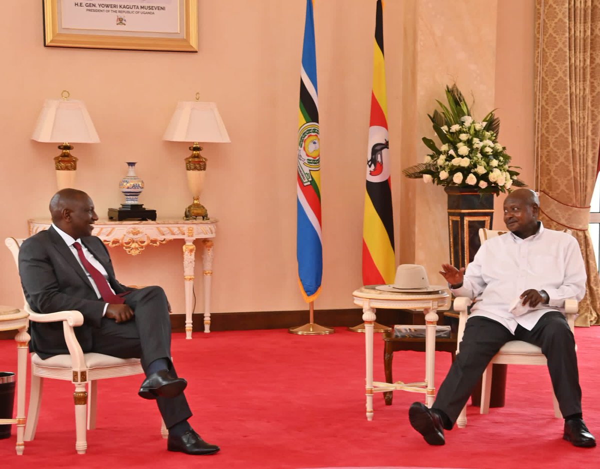 StateHouseKenya's tweet photo. President @WilliamsRuto and his Ugandan counterpart @KagutaMuseveni Saturday held talks at State House, Entebbe.

The discussion focussed on diplomatic ties and the enhancement of intra-East African trade. https://t.co/3HQMfhzIdl