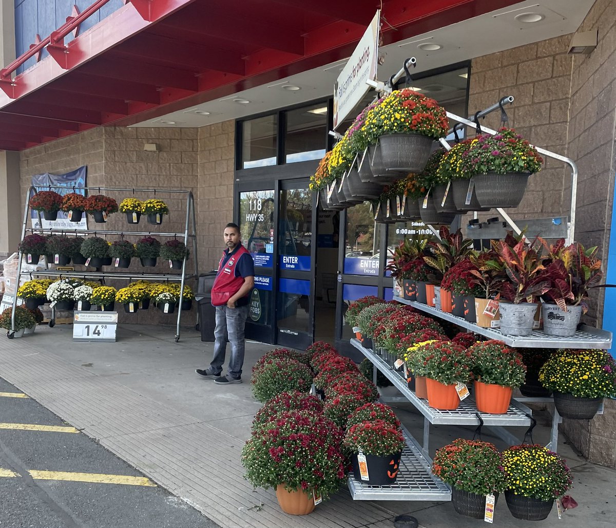 Just being a little festive!! Happy October 👻🎃 🧙‍♀️ #1548 #pumpkin #mums #AutumnVibes <a href="/ManzoliChris/">Christian Manzoli</a> <a href="/AndrewsP26/">Paul Andrews</a> <a href="/JaneenV_HRBP/">Janeen Valdes</a> <a href="/MariaLo1548/">Maria Loyo</a> <a href="/lorenzo22002781/">lorenzo</a> @blakeadams1548 @AshleyKaduk