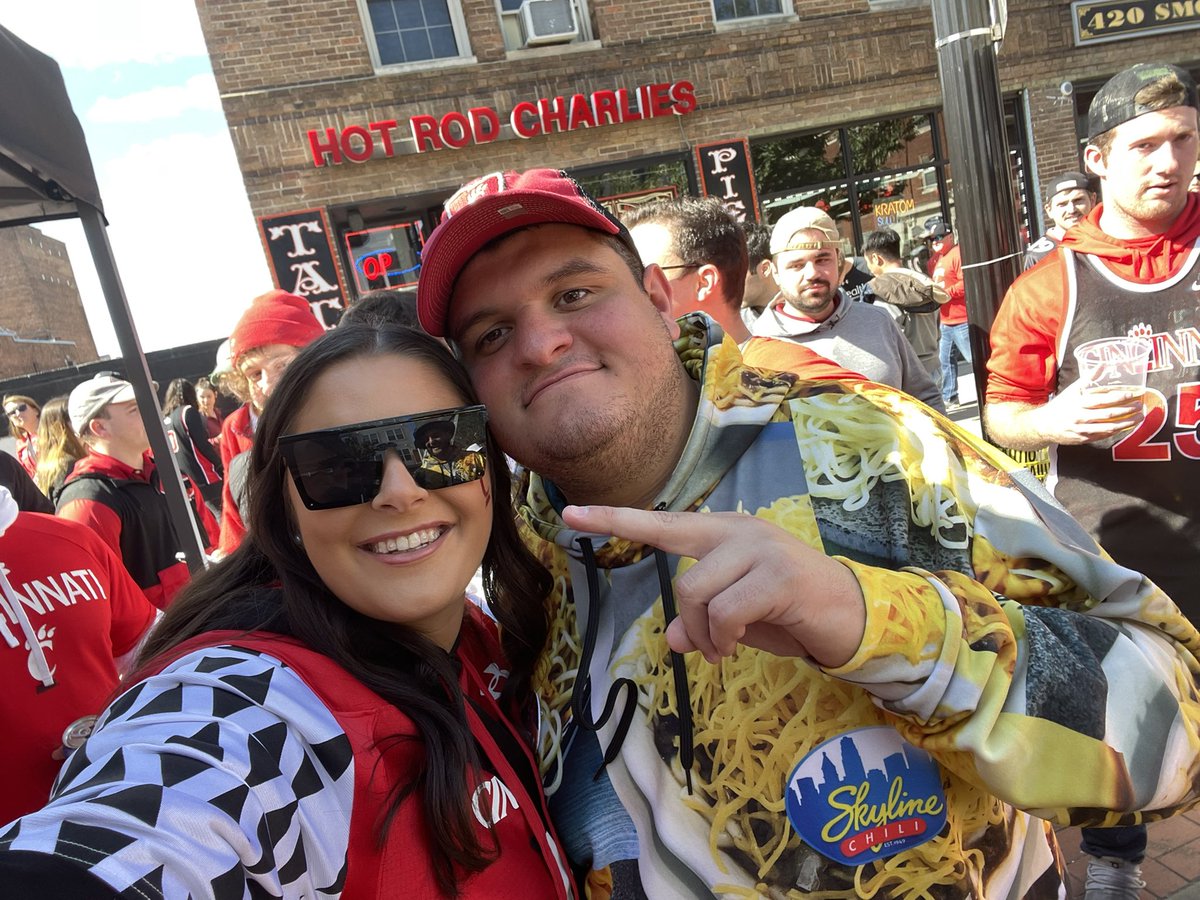 cpeazyy's tweet photo. I can die happy now I love you @Glenny_balls @danabeers @barstoolsports GO CATSSSS https://t.co/yXiZG8l4pg