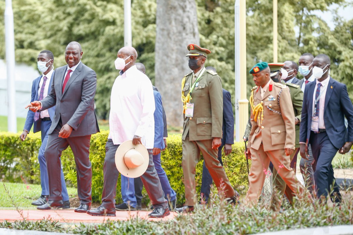 StateHouseKenya's tweet photo. President @WilliamsRuto and his Ugandan counterpart @KagutaMuseveni Saturday held talks at State House, Entebbe.

The discussion focussed on diplomatic ties and the enhancement of intra-East African trade. https://t.co/3HQMfhzIdl