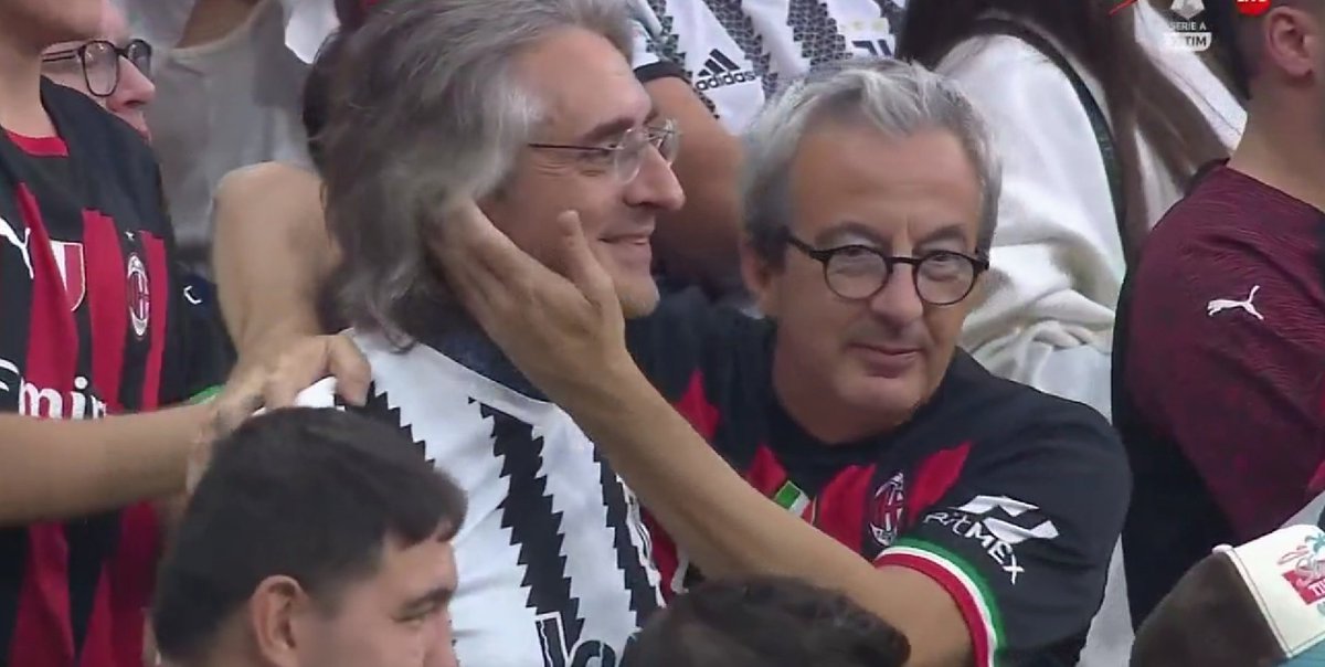 ElenalaMD7's tweet photo. Dalla coreografia a turbo Diaz, tutto perfetto. Consoliamoli😁😆🔴⚫🔥💪🏻💪🏻 #SempreMilan #MilanJuventus #SerieATIM https://t.co/jZzzxQ9wtf