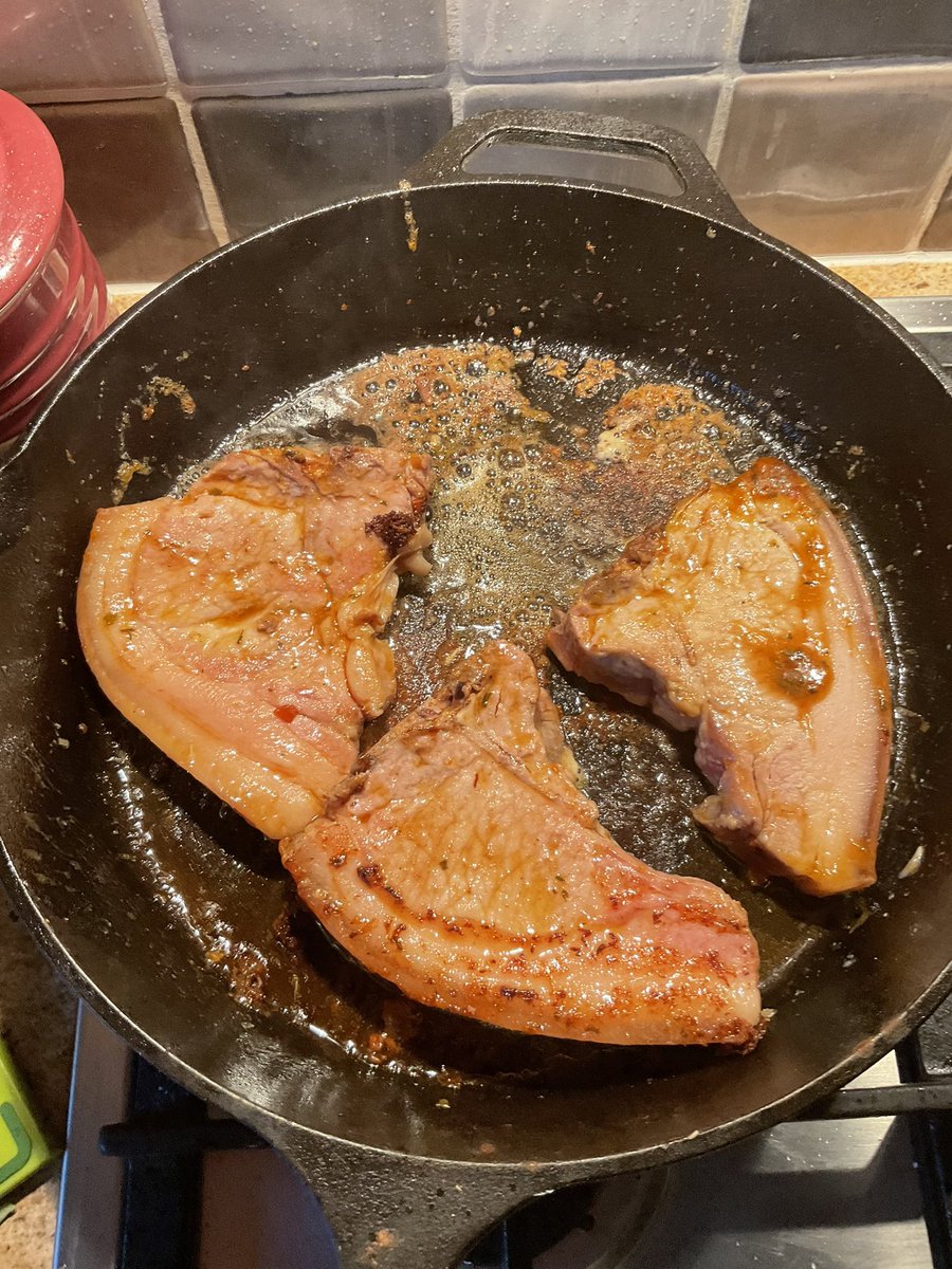 BeeNubian's tweet image. Getting carried away. Friends visiting. Pork steak with garlic, shallots, double cream and shiitake mushrooms on a bed of mash side order of broccoli heads. On a wooden plate @leesah_zimbo @SMununuri #FatBellyProject 😋😋😋 #CookedFromScratch