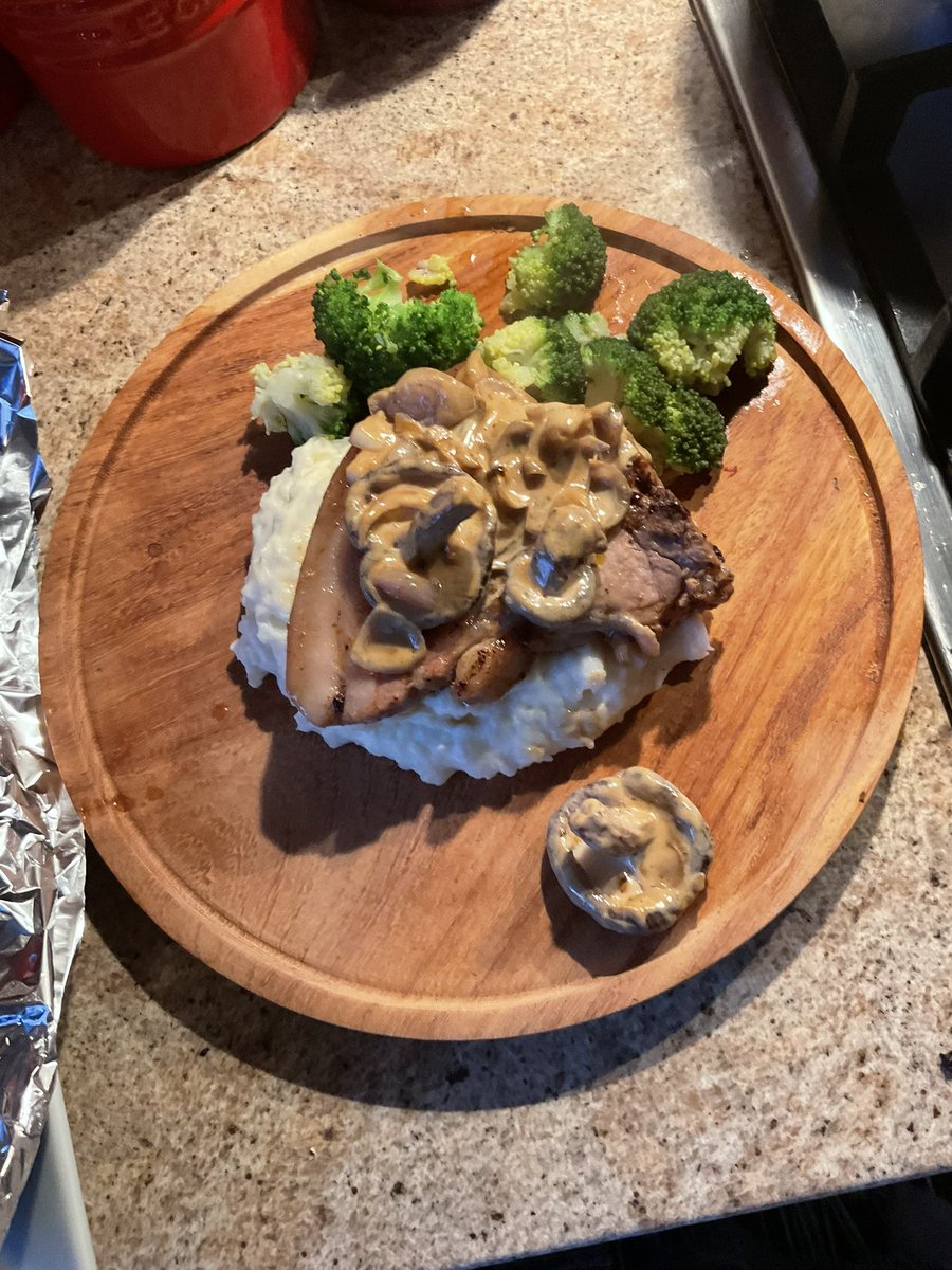 BeeNubian's tweet image. Getting carried away. Friends visiting. Pork steak with garlic, shallots, double cream and shiitake mushrooms on a bed of mash side order of broccoli heads. On a wooden plate @leesah_zimbo @SMununuri #FatBellyProject 😋😋😋 #CookedFromScratch