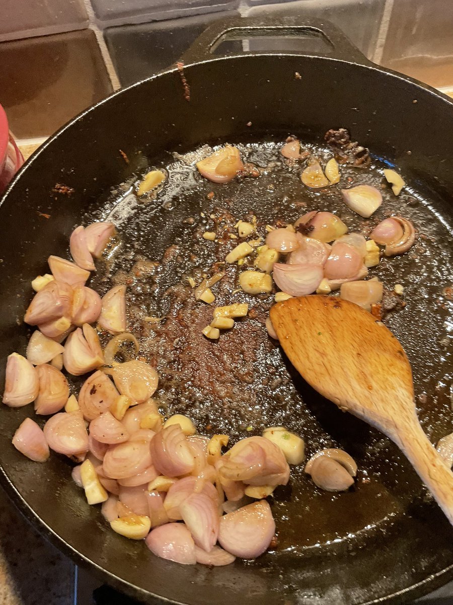 BeeNubian's tweet image. Getting carried away. Friends visiting. Pork steak with garlic, shallots, double cream and shiitake mushrooms on a bed of mash side order of broccoli heads. On a wooden plate @leesah_zimbo @SMununuri #FatBellyProject 😋😋😋 #CookedFromScratch