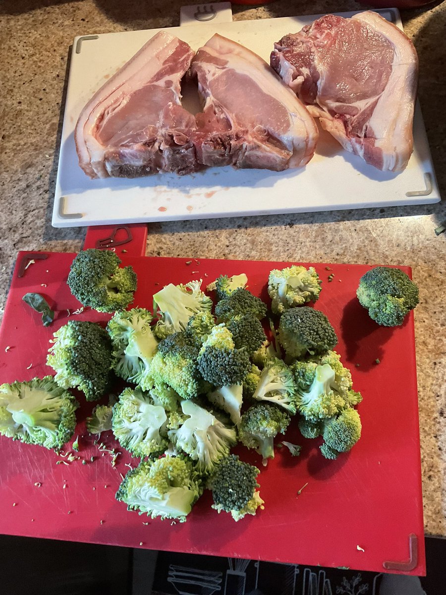 BeeNubian's tweet image. Getting carried away. Friends visiting. Pork steak with garlic, shallots, double cream and shiitake mushrooms on a bed of mash side order of broccoli heads. On a wooden plate @leesah_zimbo @SMununuri #FatBellyProject 😋😋😋 #CookedFromScratch