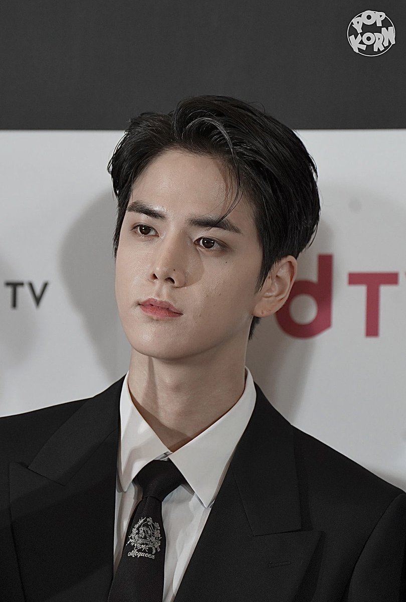 02istja's tweet photo. let’s normalize and appreciate pics that show the beauty of idols skin with all of its texture https://t.co/PSkB4p01Gg