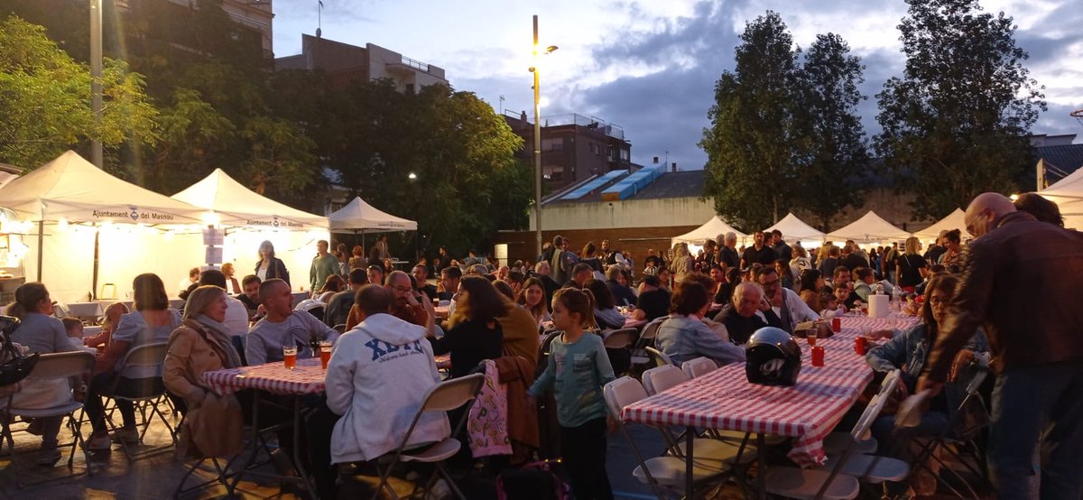 Al MasnoberFest, una iniciativa de la Federació del Comerç del Masnou que ens permet gaudir de música, cerveses fetes aquí... No us la podeu perdre