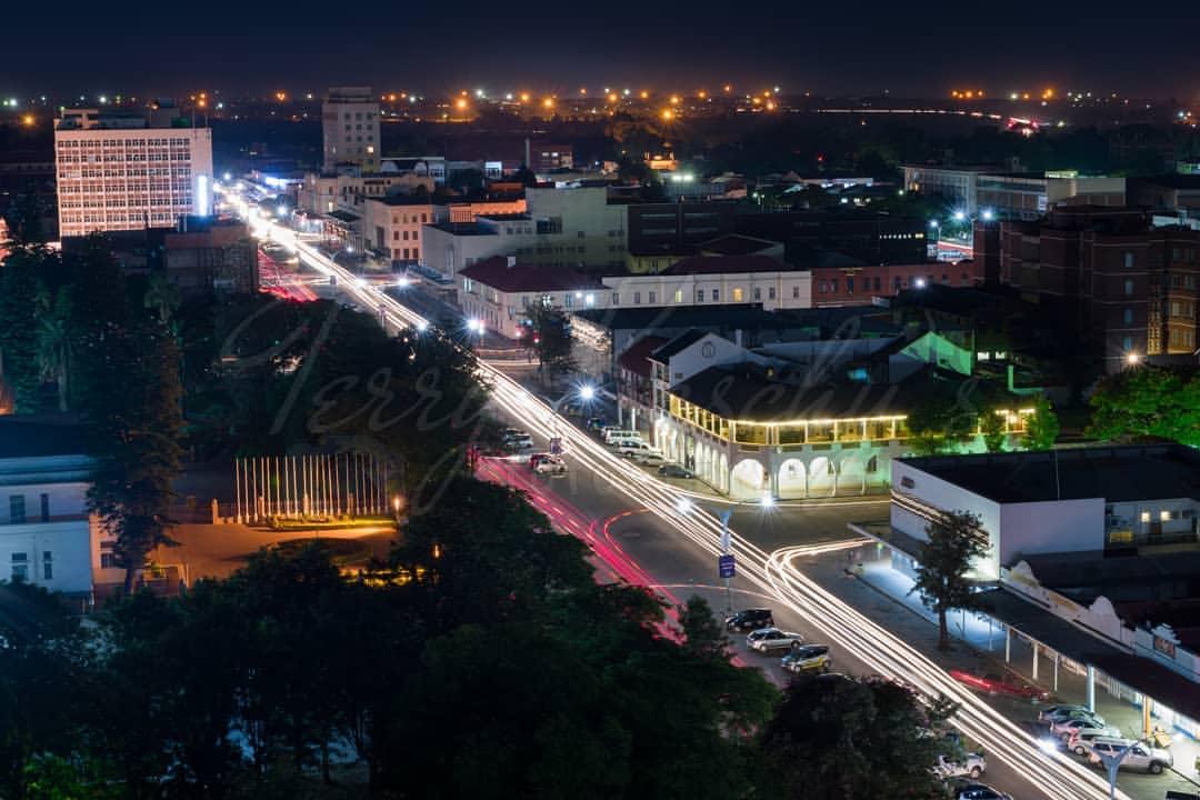 Night-time views from #Bulawayo, Zimbabwe 🇿🇼
#travelafrica #africantigress #solofemaletraveller 
📸Terry Kaschy Fotografy