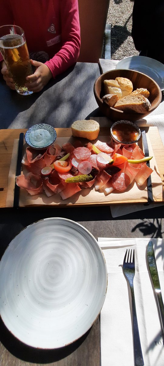 Wir sind in #Südtirol angekommen. Zur Stärkung gab es erstmal eine gemischte Wurstspezialitätenplatte. Anschließend konnten wir bei Sonnenschein und bestem Wetter direkt unsere erste kleine #Wanderung machen. #Reisen #Familienurlaub #Italien #Herbstferien