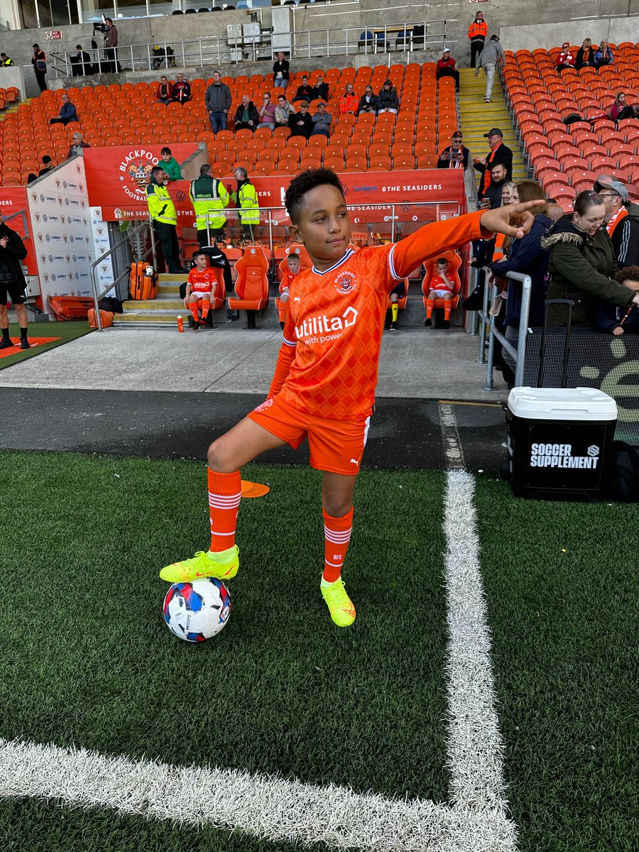 TristanDreamT's tweet photo. Jerry: Two goals in this net please in front of the North Stand. #IPredictedIt #UTMP #JerryYates 🧡🧡🧡🧡🍊🍊🍊🍊 https://t.co/dehq3cO4h6