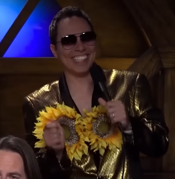 marisharaygun's tweet photo. i felt like i was being gaslit when sam said there was a running b-plot in his quip ads where he was slowly turning into a sunflower so i went and checked. apparently "slowly turning into a sunflower" means the flowers in your pocket slowly get larger until they consume your head https://t.co/OnL1KCKibR