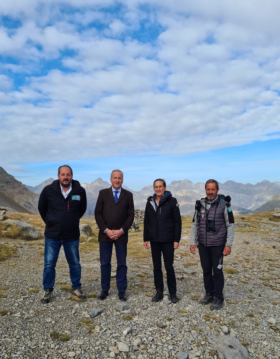 Quand le Préfet des Hautes Pyrénées fait une visite de terrain en altitude , en zone cœur du PNP,  il affirme son intérêt pour les enjeux de la montagne (environnementaux, économiques,  sociaux). Bienvenue dans le 65 M le Préfet.