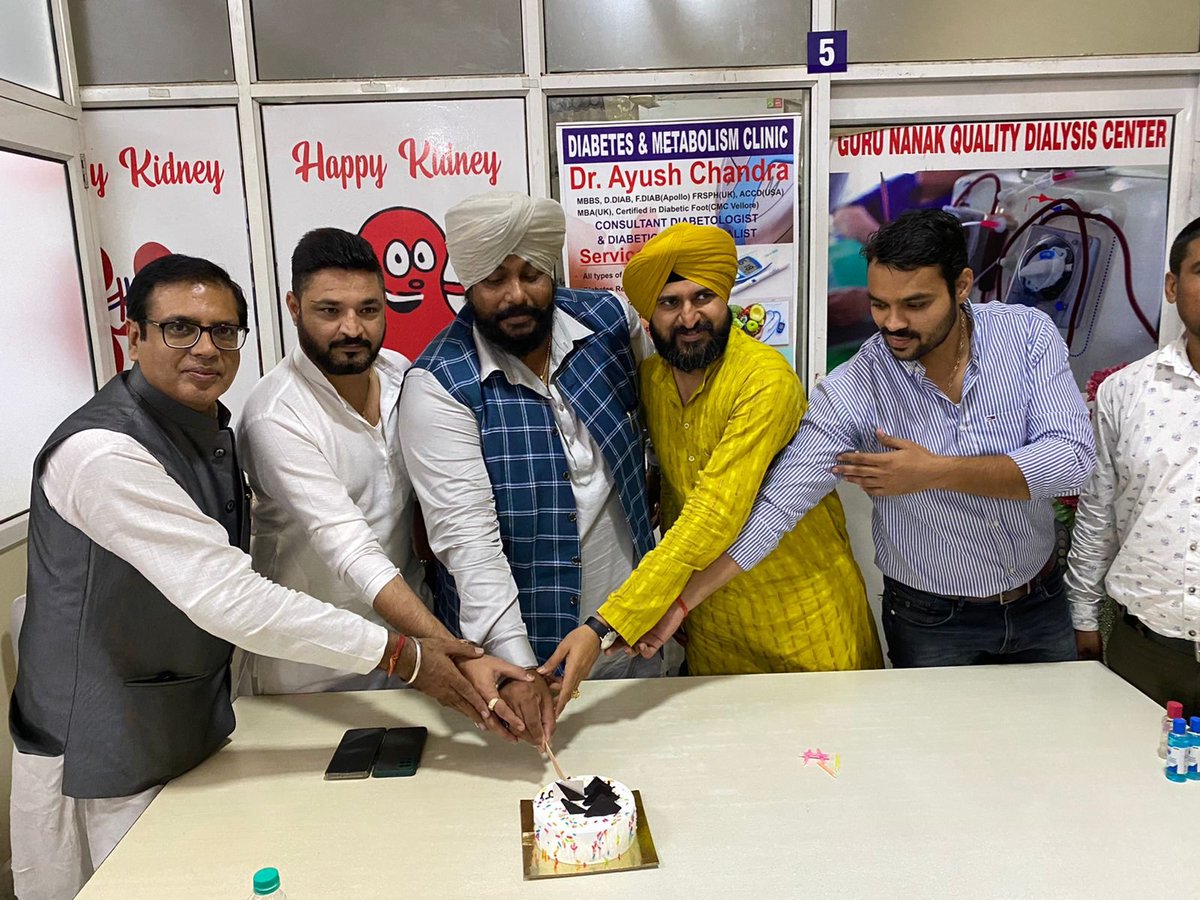 Khoslapreet's tweet photo. आज भाई गुरप्रीत सिंह रम्मी जी को केक कटवा कर जन्मदिन की बधाई दी. आपके उज्जवल भविष्य की कामना करता हूँ ऐसे ही मुस्कुराते रहे खुश रहे मेरी शुभकामनाएं आपके साथ हैं भगवान आपको हमेशा आपको दिन प्रतिदिन तरक्की दे💐🎂💐 https://t.co/vaYLRBtxOF