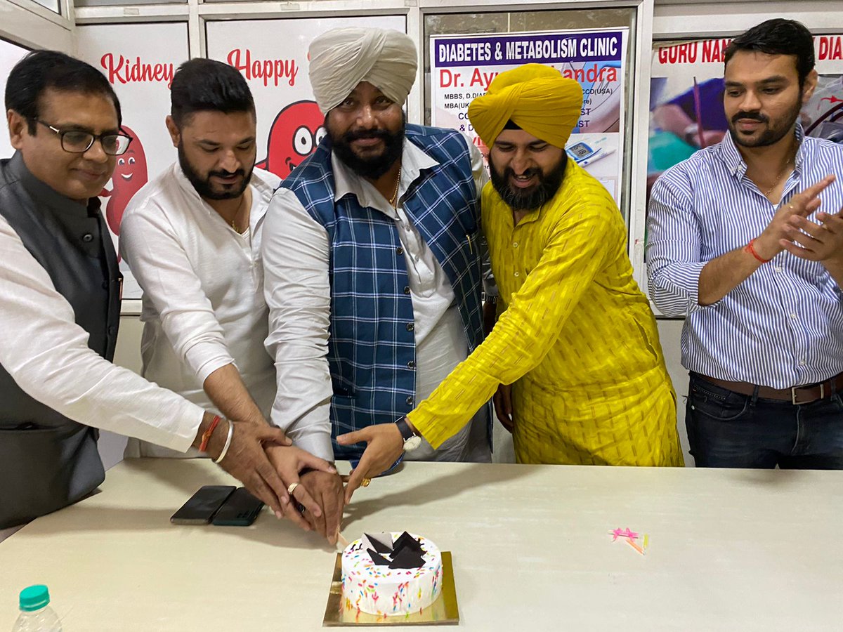 Khoslapreet's tweet photo. आज भाई गुरप्रीत सिंह रम्मी जी को केक कटवा कर जन्मदिन की बधाई दी. आपके उज्जवल भविष्य की कामना करता हूँ ऐसे ही मुस्कुराते रहे खुश रहे मेरी शुभकामनाएं आपके साथ हैं भगवान आपको हमेशा आपको दिन प्रतिदिन तरक्की दे💐🎂💐 https://t.co/vaYLRBtxOF