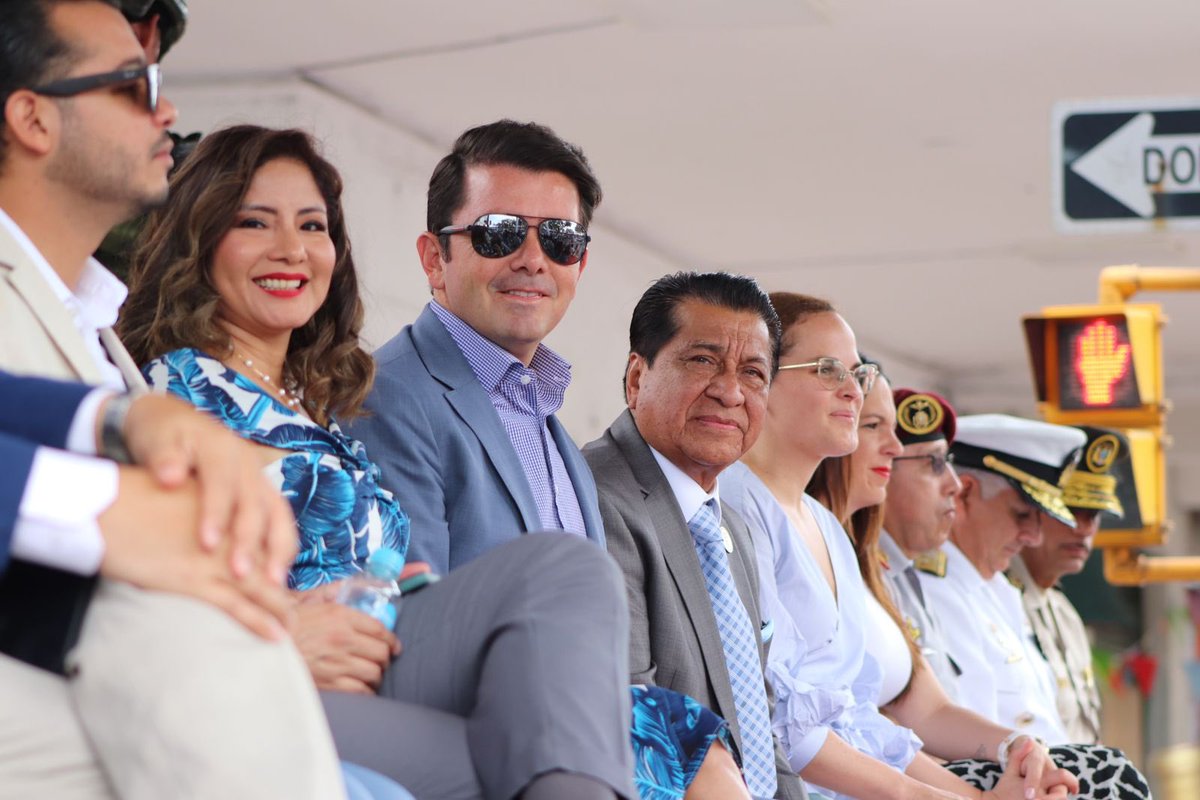 panchojimenezs's tweet photo. Con mucha alegría vivimos el desfile por la paz para festejar a #Guayaquil y a su linda gente, honrada, generosa y trabajadora. 
¡Siempre unidos en la búsqueda de mejores días para nuestra ciudad! https://t.co/CjWoJVqBAF