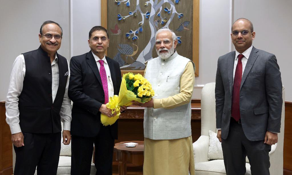 President FICCI, Mr Sanjiv Mehta, DG FICCI, Mr Arun Chawla &amp; Mr Alok Kshirsagar, Sr Partner, <a href="/McKinseyIndia/">McKinsey India</a> called on Hon’ble PM Shri Narendra Modi to seek advice &amp; discuss government &amp; industry partnership for strengthening the economy
<a href="/narendramodi/">Narendra Modi</a> <a href="/PMOIndia/">PMO India</a>
#AatmaNirbharBharat