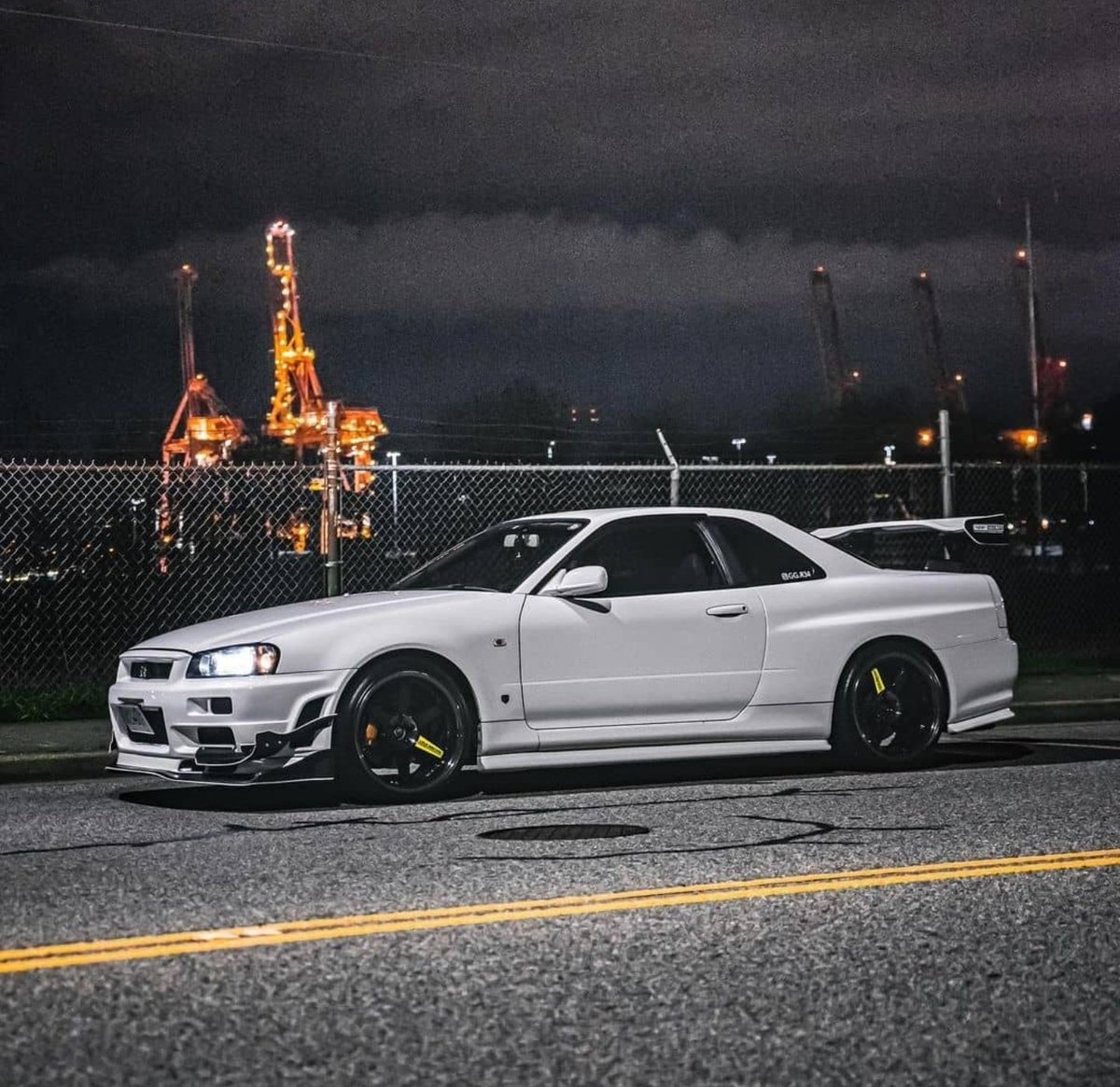 White Nissan GT-R34 Skyline 🐐