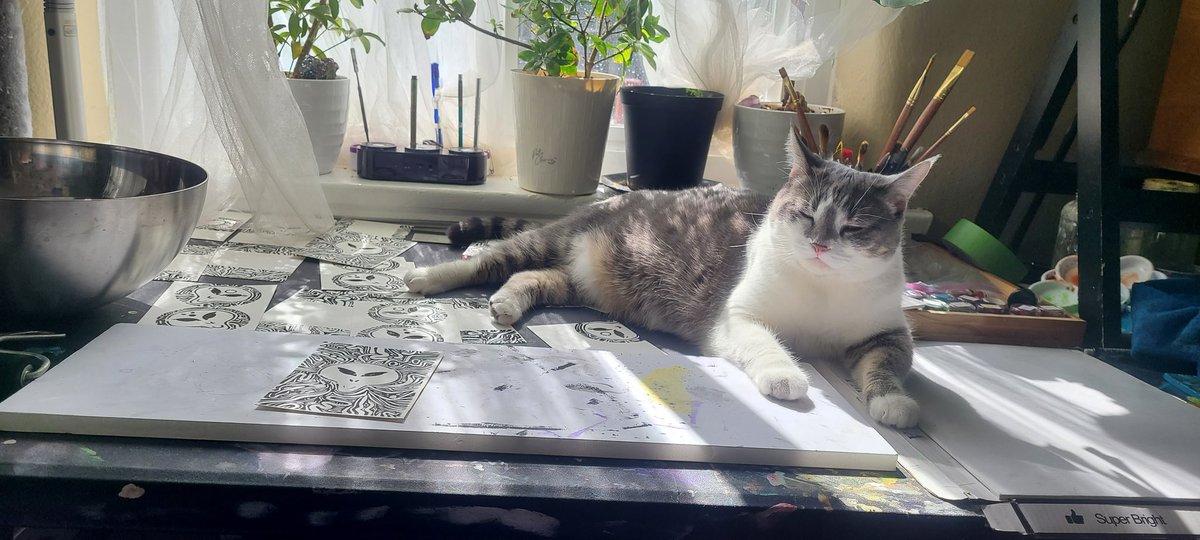 Working on alien prints again.... my new assistant is kinda missing the mark on efficiency... :pp