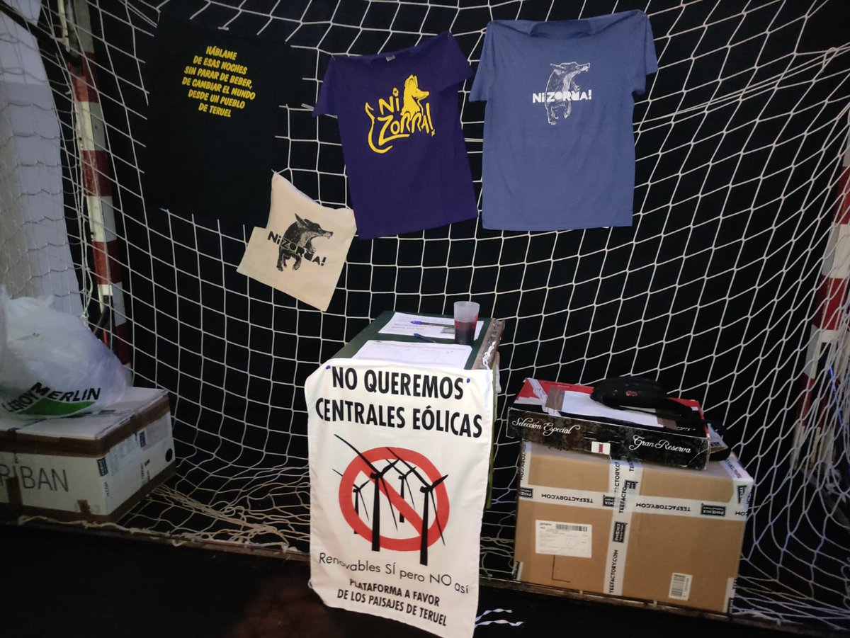 Ya tenemos la mesa de firmas preparada en el #Alkorock, en #Alcorisa, gracias a los compañeros de <a href="/NiZorraTeruel/">Ni Zorra! Teruel</a>