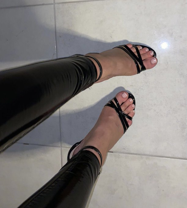 1 pic. For my Foot fetish lovers 😈 #esmeedeep #onlyfans #saturdaynightout #SD 😉 https://t.co/sLsBUoO