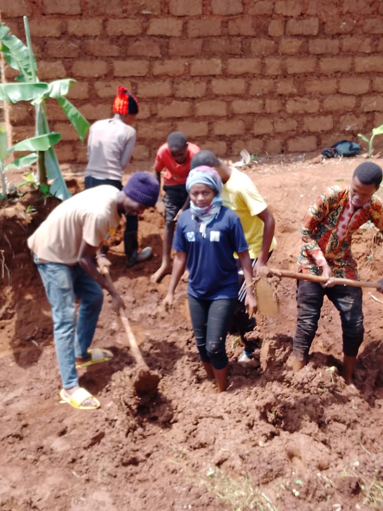 RyvcpKamonyi's tweet photo. Atuye mumurenge wa Ngamba;
Uwo tuvuga n'umuturage twabumbiye amatafari 112 azadufasha gukomeza kumwubakira inzu nkuko twabyiyemeje ko tugomba kuba umusemburo mwiza ndetse n'urugero rw'ibishoboka mwiterambere mu kwezi kwahariwe ubukorerabushake @RwandaYouthVol1 @RwandaLocalGov https://t.co/PS1Cimw4w4
