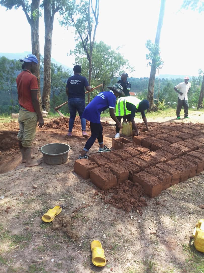 Atuye mumurenge wa Ngamba;
Uwo tuvuga n'umuturage twabumbiye amatafari 112 azadufasha gukomeza kumwubakira inzu nkuko twabyiyemeje ko tugomba kuba umusemburo mwiza ndetse n'urugero rw'ibishoboka mwiterambere mu kwezi kwahariwe ubukorerabushake <a href="/RwandaYouthVol1/">Rwanda Youth Volunteers</a> <a href="/RwandaLocalGov/">Ministry of Local Government | Rwanda</a>