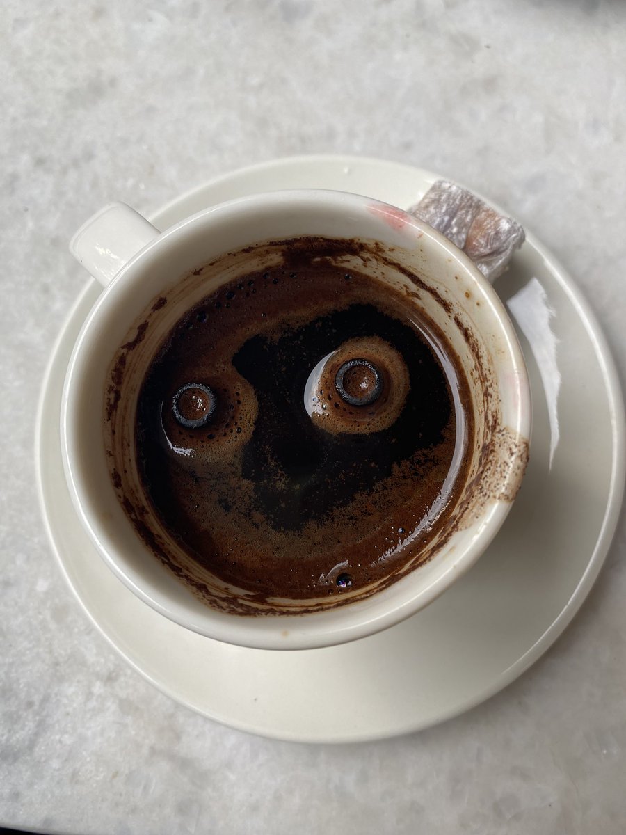 Daha içmeden kahvemde çıkan göze bakın!!! 
(Hayır arkadaşlar, nazar değil... Kahve makinesi aparatı... Teşekkürler Starbucks 🥰 <a href="/StarbucksTR/">Starbucks Türkiye</a>