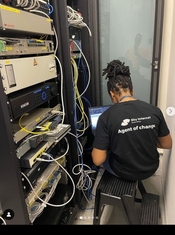 KasiEconomy's tweet photo. Lorna Mlonzi (29) from Nyanga township is a network engineer who used to work for Vodacom &amp; Cell C. She has started her own internet service provider called Sky Internet SA; the company is focusing on the townships.

Sky Internet has gone live in Nyanga, Langa and Gugulethu. https://t.co/ed8uqMOUFp