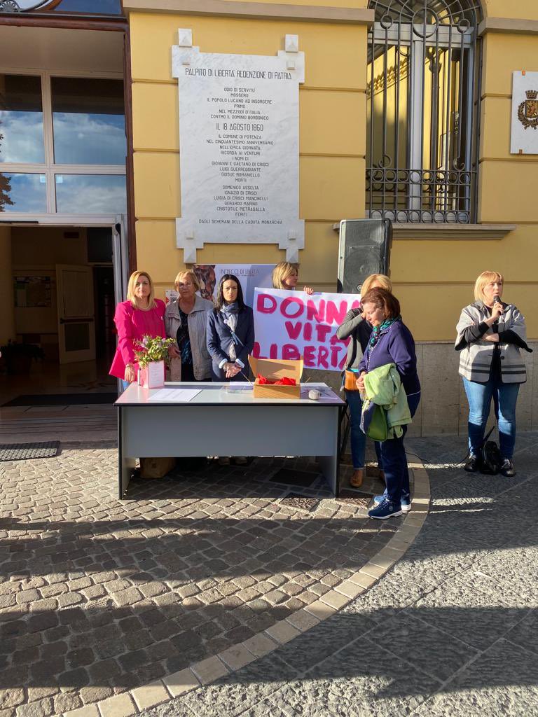 DemocraticheBas's tweet photo. Al grido di "Donna, Vita e Libertà", uniti per sostenere la protesta delle Donne Iraniane che, anche a costo della loro vita, protestano contro il regime tirannico della Repubblica Islamico Iraniana. Non torniamo indietro, difendiamo i diritti @RaffaeleLaRegin @SileoLucia https://t.co/FGSed62OCJ
