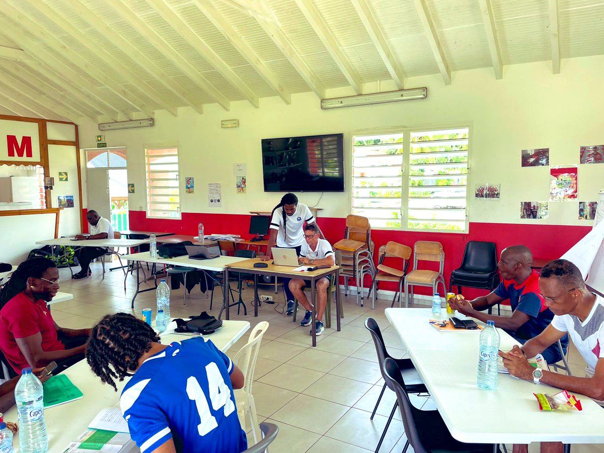 LGF971's tweet photo. #Formation #CFF1
Depuis jeudi, les stagiaires du CFF1, sont à Calvaire/Baie-Mahault. Thèmes abordés : l'educateur, le public et le jeu; l'éducateur et l'entraînement; l'éducateur en situation et enfin l'éducateur et l'accompagnement. @FFF
#PasyonémanTanNou
#PassionatelyOurs https://t.co/mKf6WII5lo