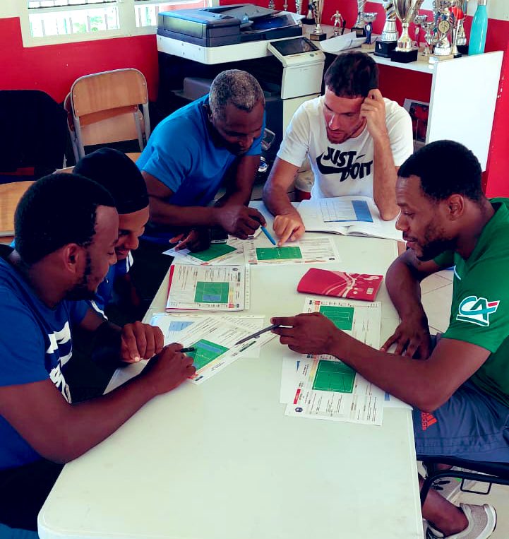 LGF971's tweet photo. #Formation #CFF1
Depuis jeudi, les stagiaires du CFF1, sont à Calvaire/Baie-Mahault. Thèmes abordés : l'educateur, le public et le jeu; l'éducateur et l'entraînement; l'éducateur en situation et enfin l'éducateur et l'accompagnement. @FFF
#PasyonémanTanNou
#PassionatelyOurs https://t.co/mKf6WII5lo