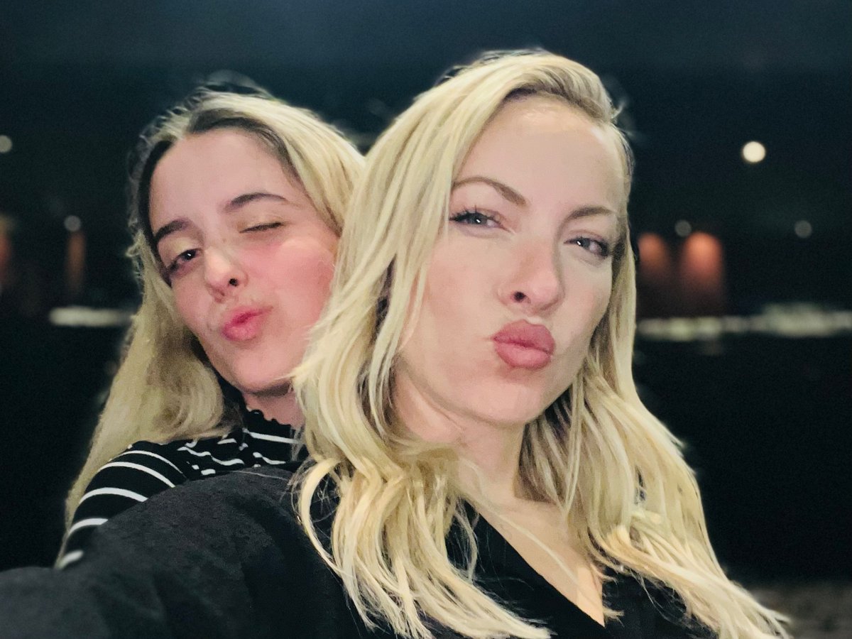 MaidreamerKass's tweet photo. Je crois que ça fait 1 an que j’ai pas écris sur Twitter,mais je voulais prendre le temps de remercier @MarieMaiReal pour tout!❤️Je te vois quasi toutes les semaines ces temps-ci,et c’est ce qui me rend le +heureuse!On se voit mercredi,je t’aime fort! https://t.co/PeidVi6F0h