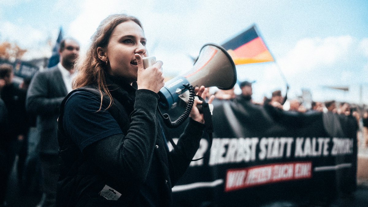 dersimonkaupert's tweet photo. Es war einfach unglaublich stabil.🔥 #HeisserHerbst #HassHerbst #WutWinter #Berlin #b0810 #berlin0810 #JA #AfD #AfDDemo https://t.co/CppkPtHmKY