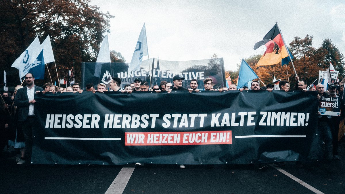 dersimonkaupert's tweet photo. Es war einfach unglaublich stabil.🔥 #HeisserHerbst #HassHerbst #WutWinter #Berlin #b0810 #berlin0810 #JA #AfD #AfDDemo https://t.co/CppkPtHmKY
