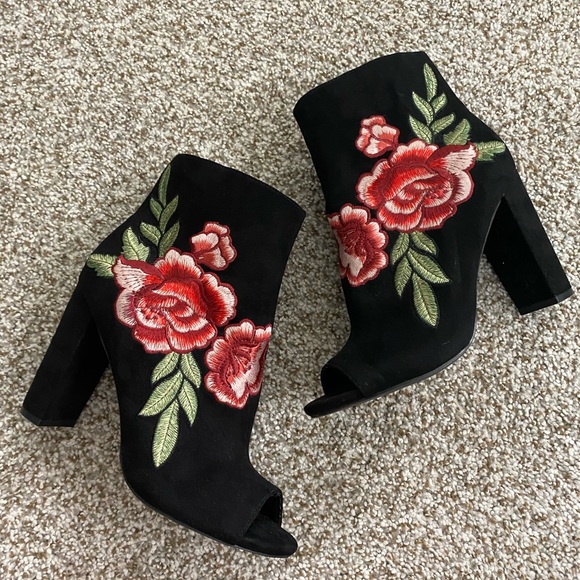 viveeeanne's tweet photo. So good I had to share! Check out all the items I'm loving on @Poshmarkapp from @tymelessfashion #poshmark #fashion #style #shopmycloset #hyfve #clarks #wilddiva: https://t.co/9vhiebY22u https://t.co/qyEEPsbvi2