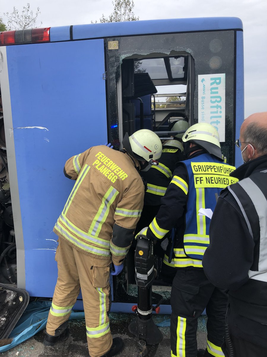 FFFinning's tweet photo. Heute haben die beiden Kommandanten der Feuerwehr Finning bei der #Großübung #StaMan in Planegg im Landkreis München als Übungsbeobachter unterstützt. Toll organisierte Übung. Tolle Leistung der Feuerwehr und des Rettungsdienstes. https://t.co/BvwkwFCY8E