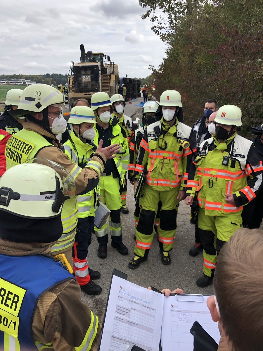 FFFinning's tweet photo. Heute haben die beiden Kommandanten der Feuerwehr Finning bei der #Großübung #StaMan in Planegg im Landkreis München als Übungsbeobachter unterstützt. Toll organisierte Übung. Tolle Leistung der Feuerwehr und des Rettungsdienstes. https://t.co/BvwkwFCY8E