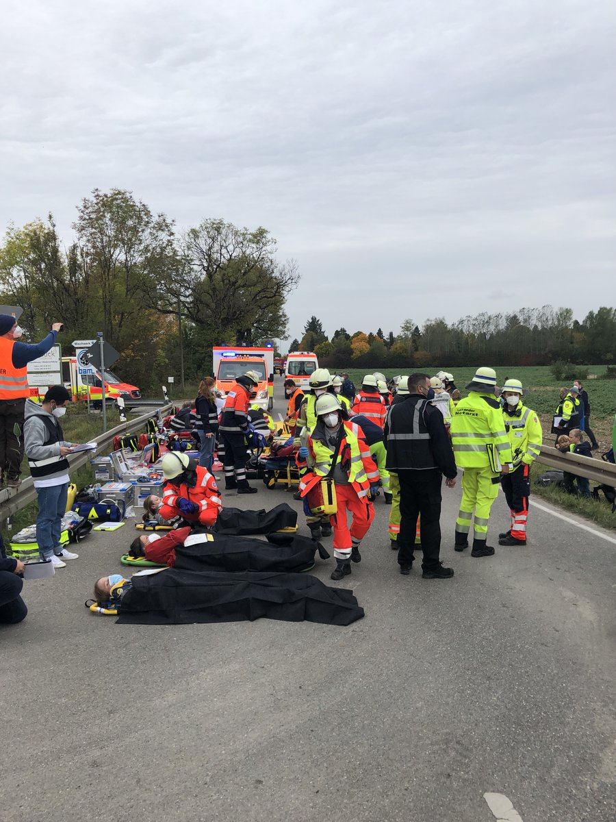 Heute haben die beiden Kommandanten der Feuerwehr Finning bei der #Großübung #StaMan in Planegg im Landkreis München als Übungsbeobachter unterstützt. Toll organisierte Übung. Tolle Leistung der Feuerwehr und des Rettungsdienstes.