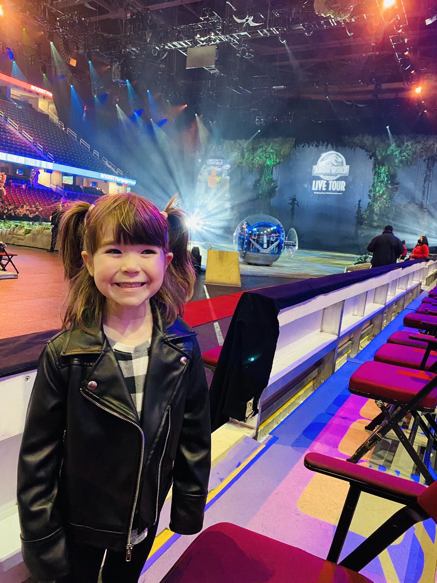 Can’t wait! Someone is convinced we are about to see real dinosaurs 🦕 #JurassicWorldLiveTour <a href="/JurassicWorld/">Jurassic World</a>