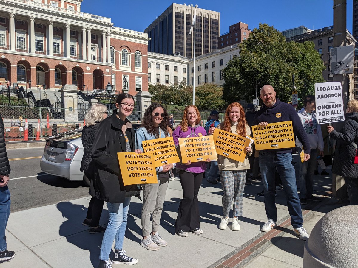 At the <a href="/womensmarch/">Women's March</a> in Boston with <a href="/ACLU_Mass/">ACLU Massachusetts</a> volunteers to talk about #Yeson4. Supporting reproductive rights, immigrants and communities. <a href="/yesonfourma/">Yes for Safer Roads 🚗</a>