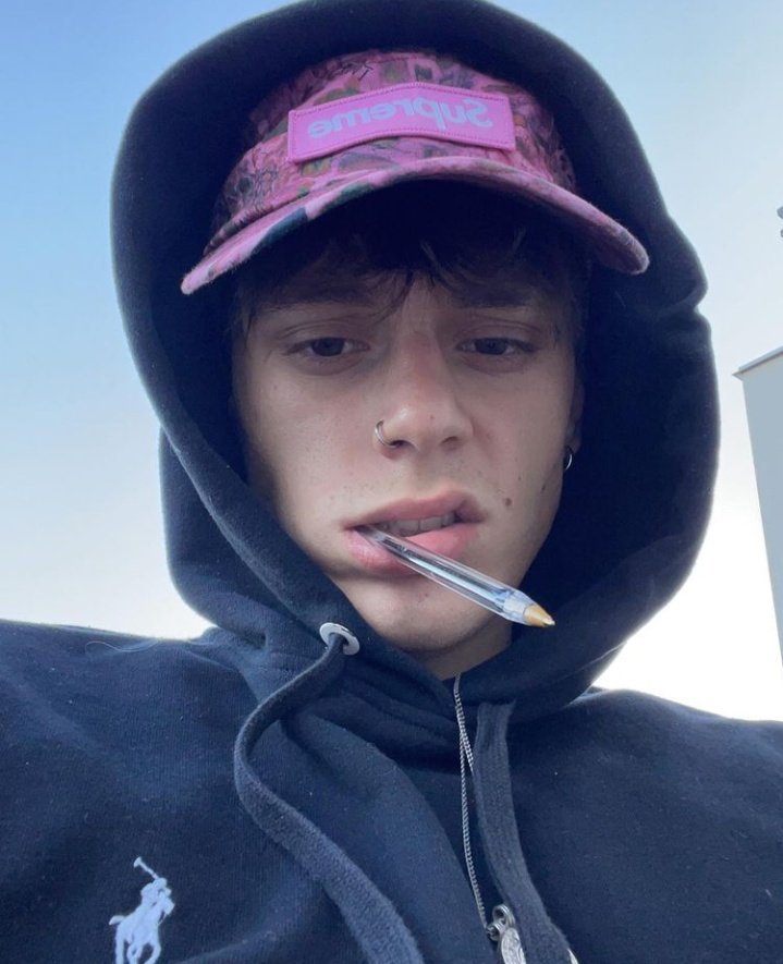 ⠀
⠀⠀⠀⠀⠀ es un secreto, no 
⠀⠀⠀⠀  puede saberlo nadie
⠀⠀⠀  va por separado nuestro 
⠀⠀⠀⠀⠀⠀  amor y la calle 
⠀