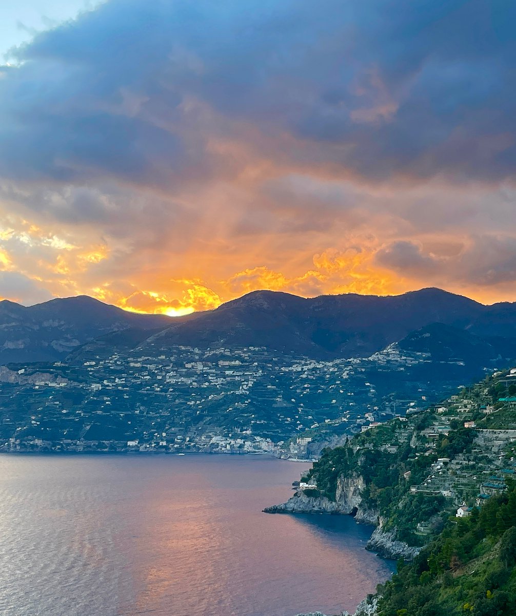FlavoursofItaly's tweet photo. How stunning can #Amalfi get?! ๐
#italyviews #italiansunset https://t.co/n3wxVYgpNk