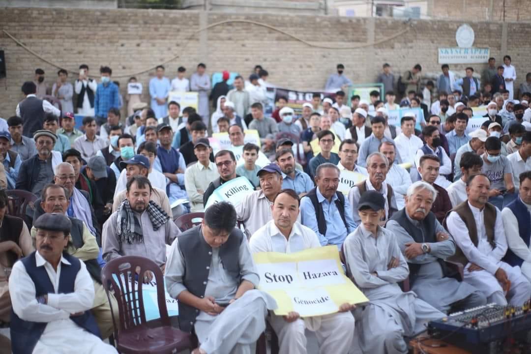 ZebaHazara's tweet photo. امروز از طرف ھزارہ ھای کہ دہ کوئٹہ زندگی مونن یگ برنامہء احتجاجی دہ خلاف نسل کشی ھزارہ و ھمبستگی قد ھزارہ ھای دہ ھزارہ ٹاؤن دہ سکول تنظیم. نسل نو سریشتہ شدہ بود کہ مردوم با احساس دہ تعداد زیاد شرکت کدہ بودن.

رضا وکیل
#کویته
#StopHazaraGenocide https://t.co/ZUGv2S5Bk4