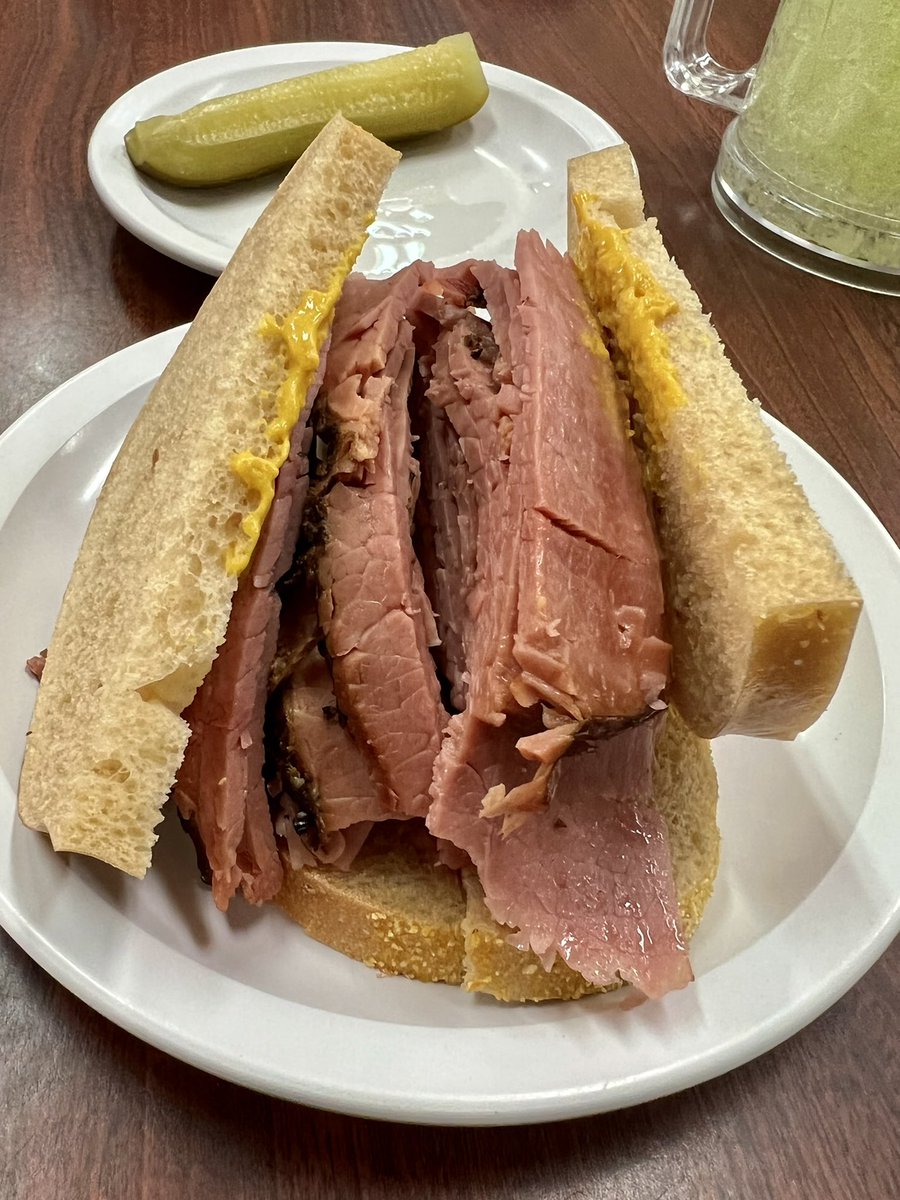 RyanVoutilainen's tweet photo. Tell me you’re in #Montréal without telling me you are in #Montreal!

#SmokedMeat #LestersDeli https://t.co/NZZ1cag1Z1